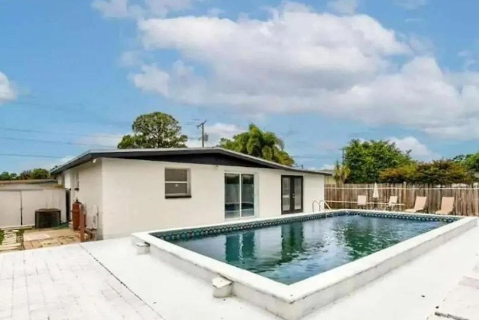 Tropical Oasis - Private Pool - Prime Location Apartment Tampa