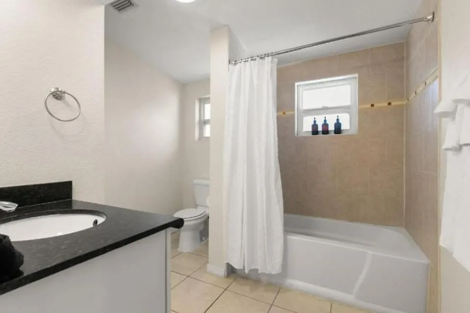 Tropical Oasis - Private Pool - Prime Location Apartment Tampa